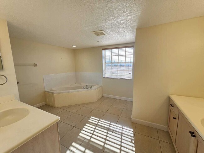 Building Photo - Seaside Serenity Awaits: Spacious 3-Bedroo...