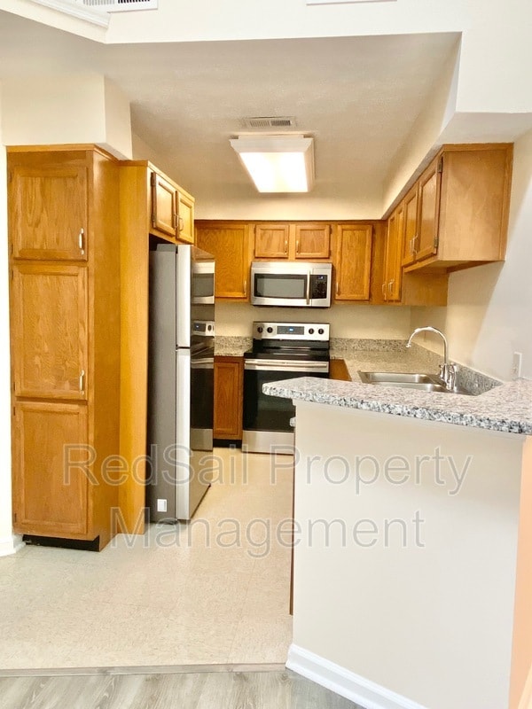 Building Photo - 740 Brookside Dr