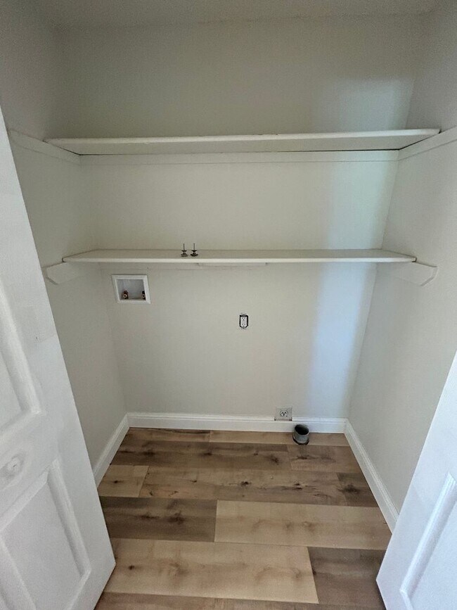 Building Photo - Newly Renovated 3 Bedroom, 2 Bath Home in ...