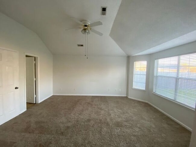 Building Photo - Fenced Yard!