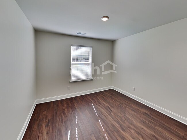 Building Photo - 561 Rivermist Dr