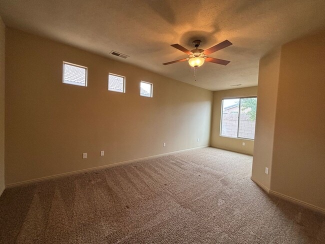 Building Photo - SPACIOUS HOME FOR RENT!