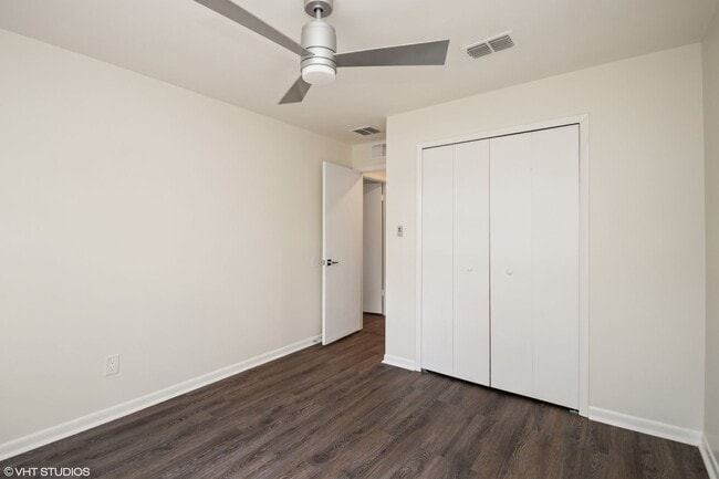 Building Photo - Beautiful 3 bedroom 2 bath Longwood Home
