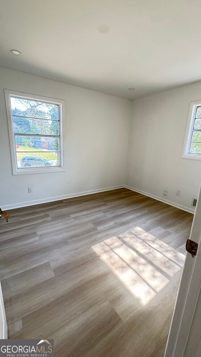 Building Photo - 723 Sheffield Rd