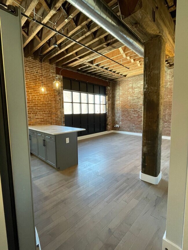 Building Photo - One Bedroom in Downtown Utica!
