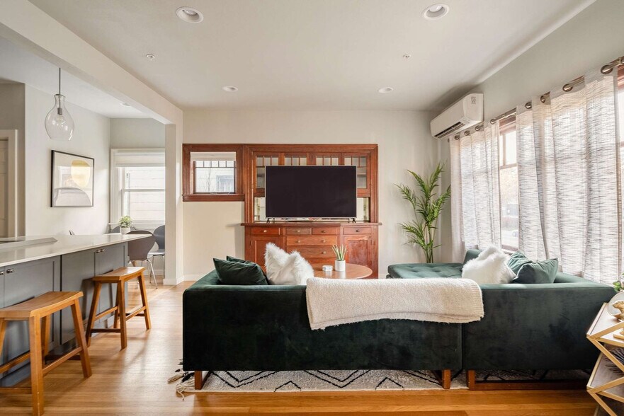 Building Photo - 3046 NE Glisan St