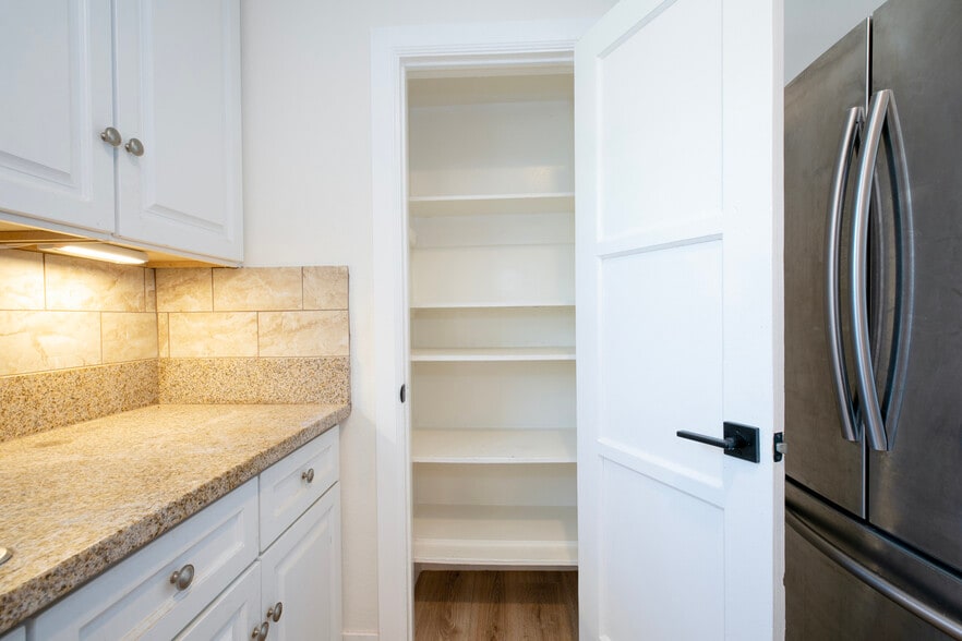 Building Photo - 7912 Vineland Ave