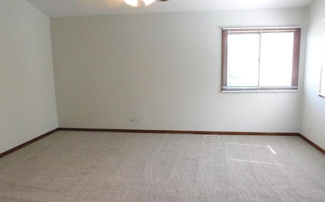 Building Photo - 3 bedroom in Naperville IL 60563