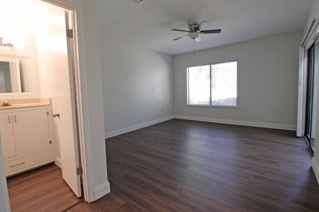 Building Photo - 3 Bedroom Townhouse in Gleneagles Community of Bluewater Bay!