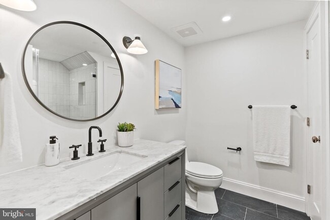 Building Photo - 2460 Ontario Rd NW