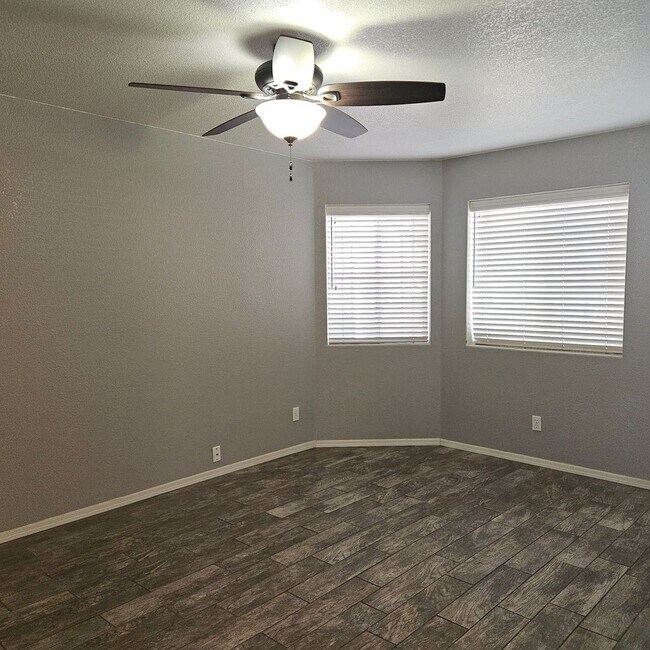 Building Photo - Awesome rental available!