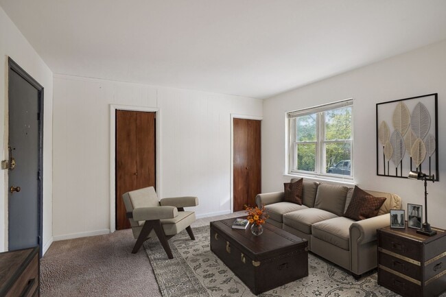 Building Photo - Spacious Top-Floor 1BR on Beautiful Iris P...