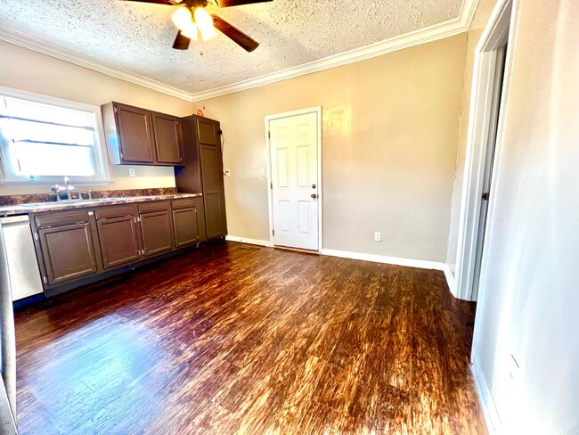 Building Photo - Adorable 2 Bedroom in the Heart of Rossville