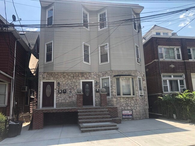 Building Photo - 18 Britton St