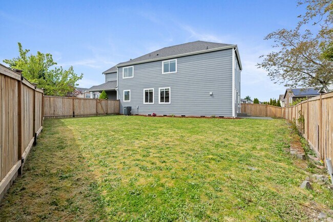 Building Photo - Lipoma Firs 5 bedroom with full bath on main.