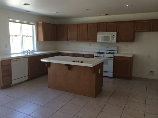 Building Photo - 2328 S Fallbrook Dr