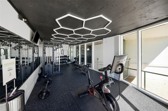 Building Photo - 2000 Bay Dr