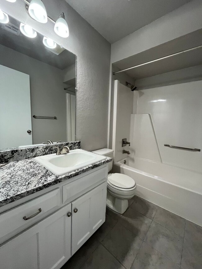 Building Photo - 3 bedroom house in Broken Arrow!
