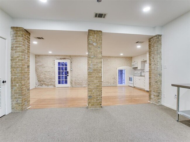 Building Photo - 702 San Antonio St