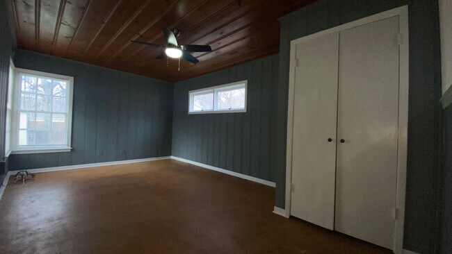 Building Photo - Campus Cottage, Blocks From TCU!
