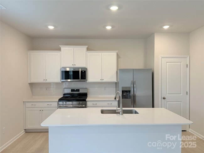 Building Photo - 6337 Fairfax Ct