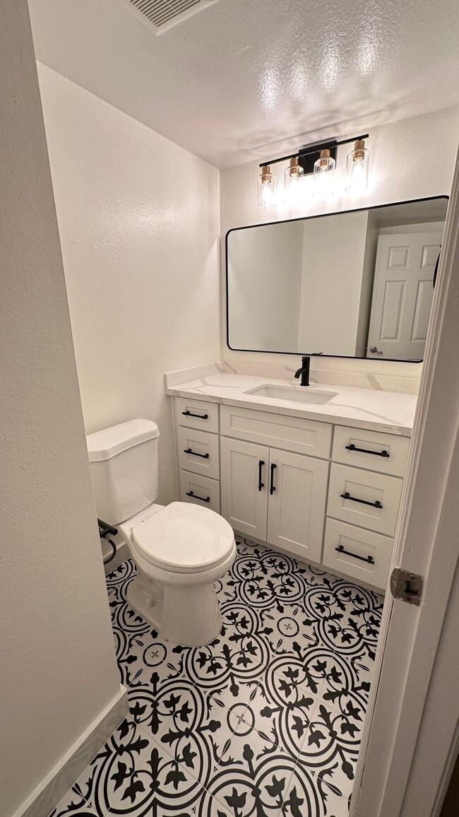 Building Photo - 1472 Camelot Dr