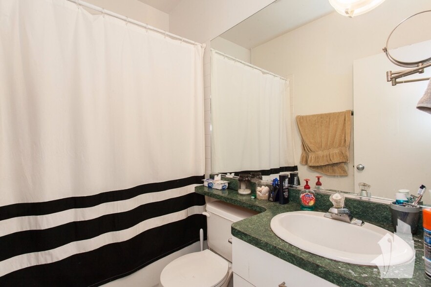 Building Photo - 616 N Paulina St