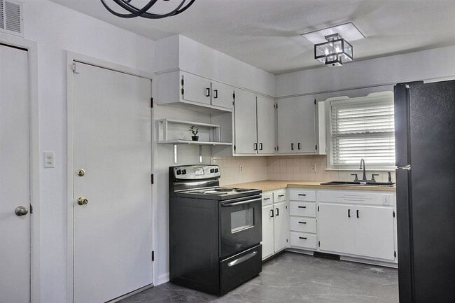 Building Photo - 8306 E Indianapolis St