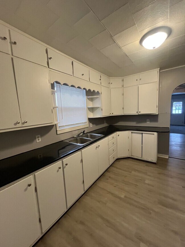 Building Photo - Single Family Home Available!