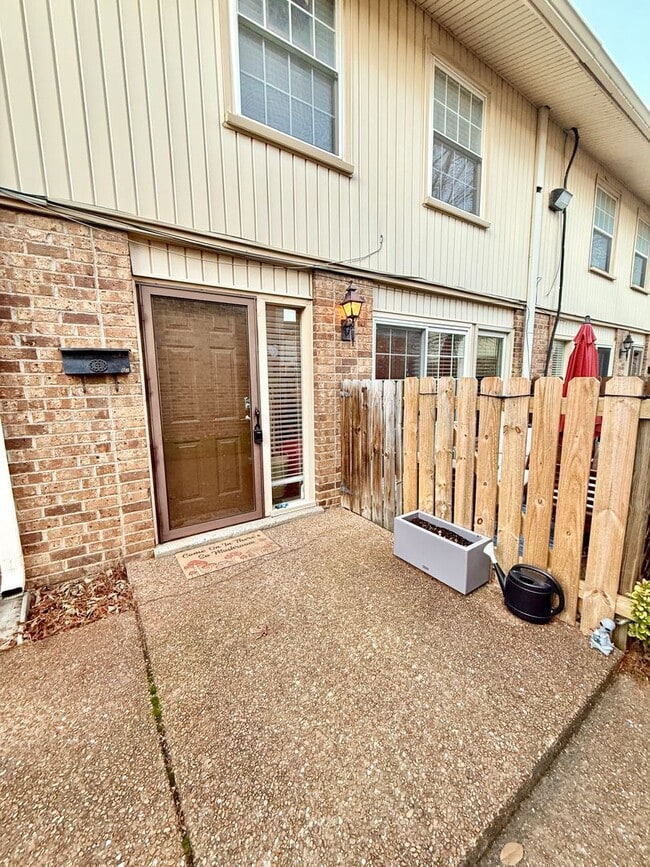 Building Photo - Walkable Green Hills Condo- 2 Bed 1.5 Bath $2000/mo