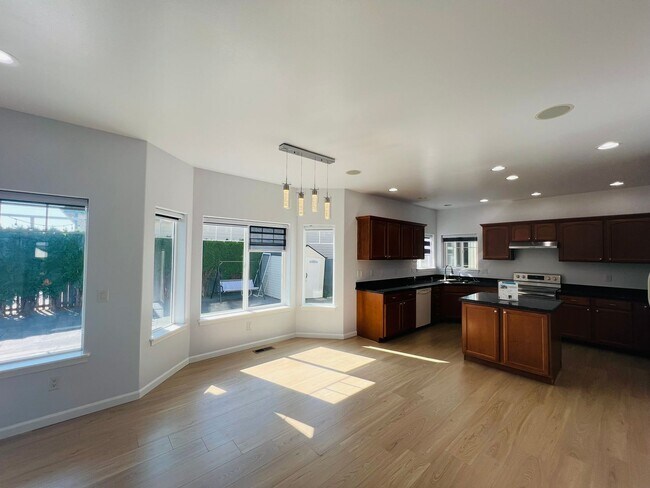 Building Photo - 4 Bedroom 2.5 Bathroom Home w/ Garage In Ferndale!