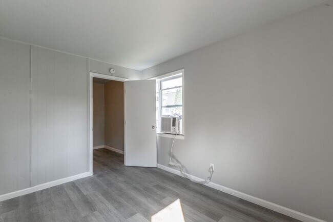 Building Photo - 1812 E 13th St