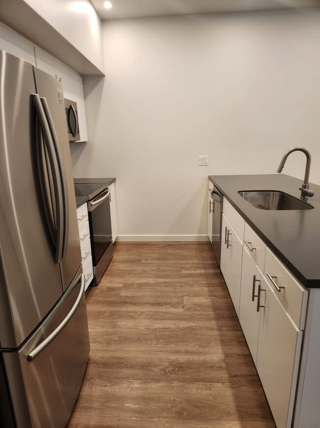 Building Photo - Golf View 2 Bedroom, 2 Bath Flat