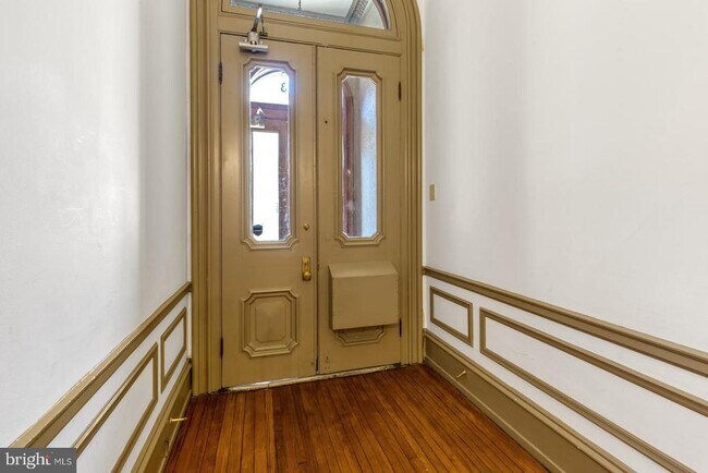 Building Photo - 323 S 17th St