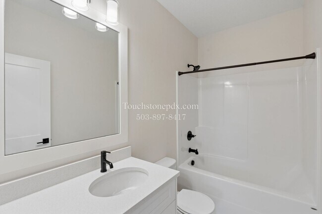 Building Photo - Stunning 3 BD, 2 BA Salem Home with Elegant Finishes!