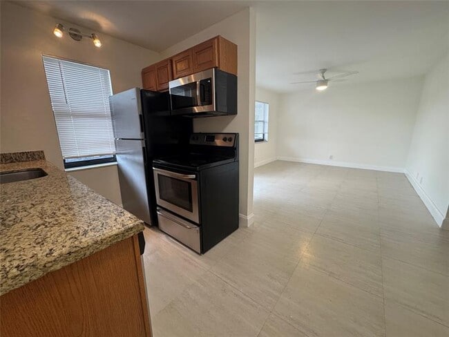 Building Photo - 607 NE 29th Dr