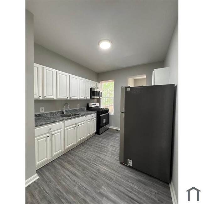 Building Photo - 4 Bedroom Rehabbed Home