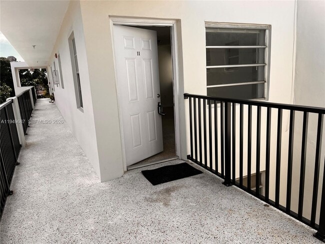 Building Photo - 928 SW 30th Ave