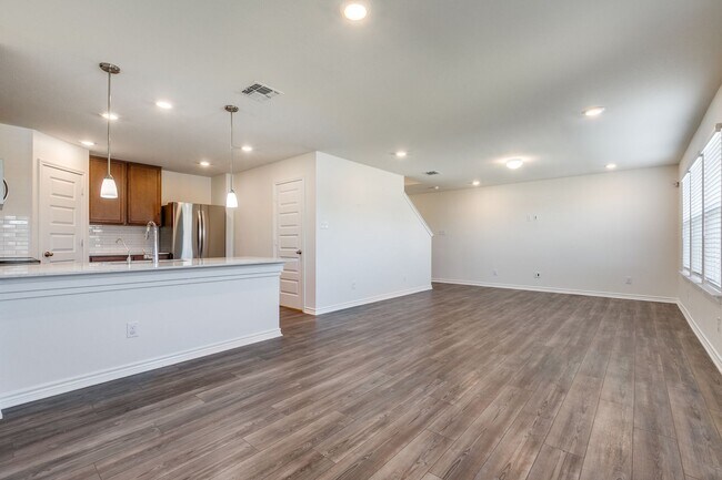 Building Photo - Welcome home to this 3-bedroom 2.5-bath in the desirable Marbella community