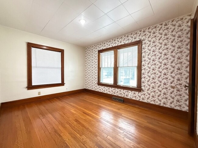 Building Photo - Bright West End Home with Enclosed Porch, Fenced Yard & Garage