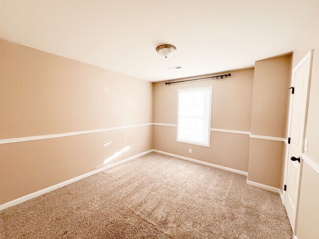 Building Photo - 2 Bedroom 1.5 Bath Townhome