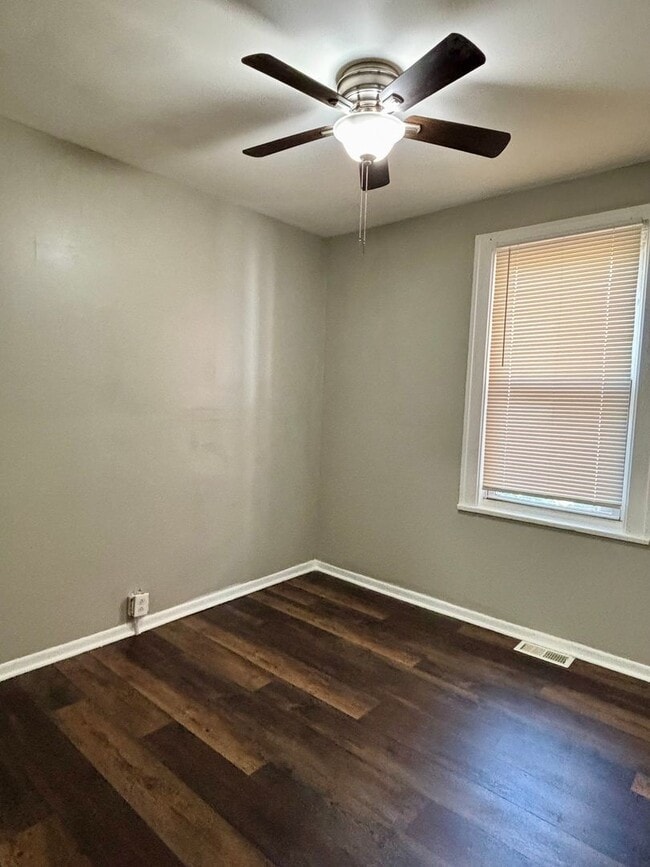 Building Photo - Cozy 3 Bedroom Home