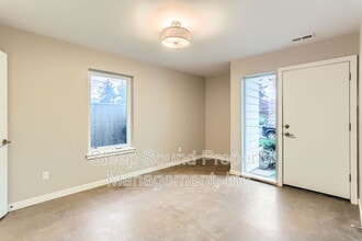 Building Photo - 1032 N Ainsworth St