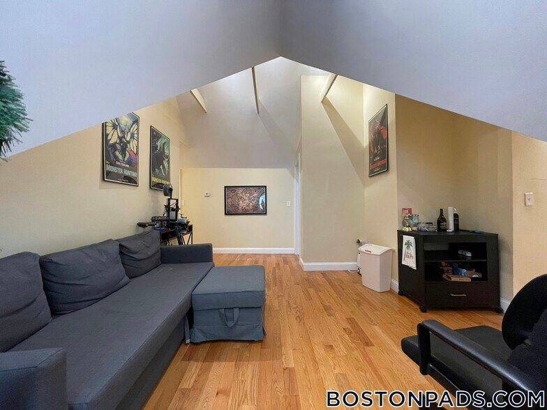 Building Photo - 5 Irving St