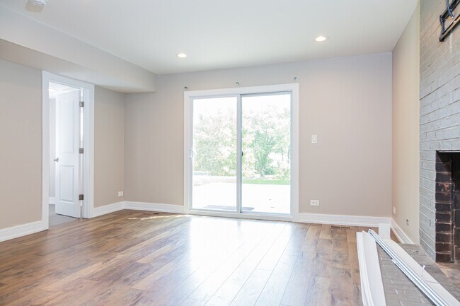 Building Photo - 825 Pheasant Walk Dr