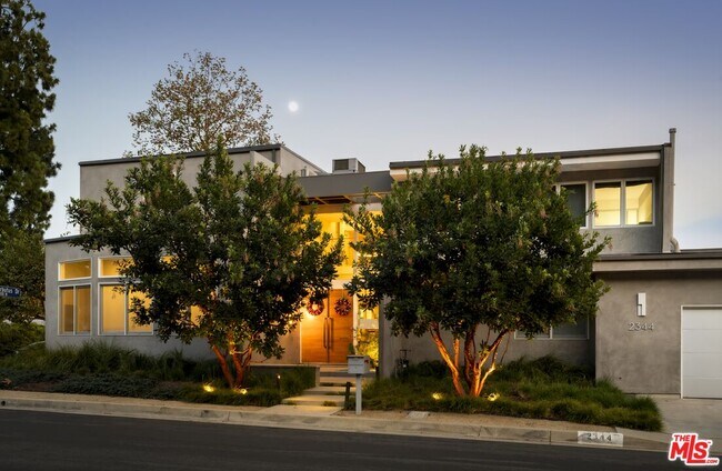 Building Photo - 2344 Banyan Dr