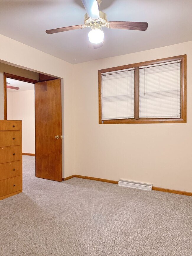 Building Photo - Beautiful 3 bed South Omaha/Hanscom Park Home with Attaced 1 car garage! $1,425!