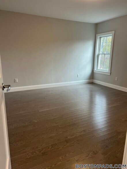 Building Photo - 328 Bank St