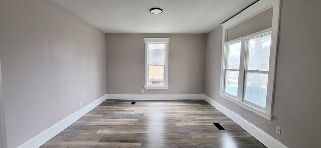 Building Photo - 1326 E Pontiac St