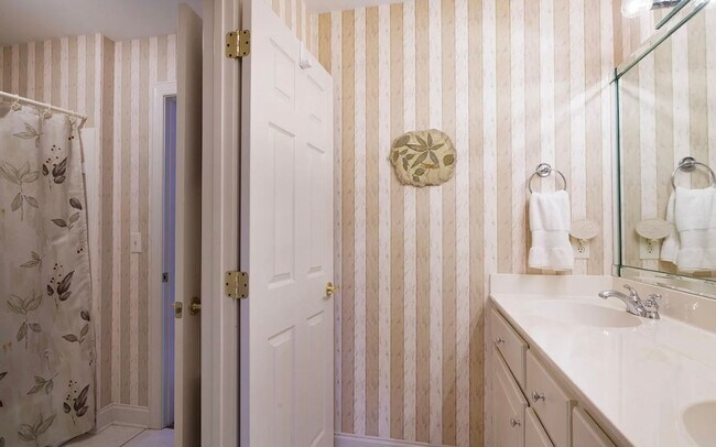 Building Photo - Luxury Waterfront Rental in Gated Montebello Community